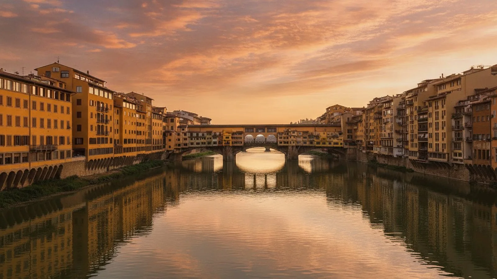 Il Ponte Vecchio di Firenze riflesso sull'Arno