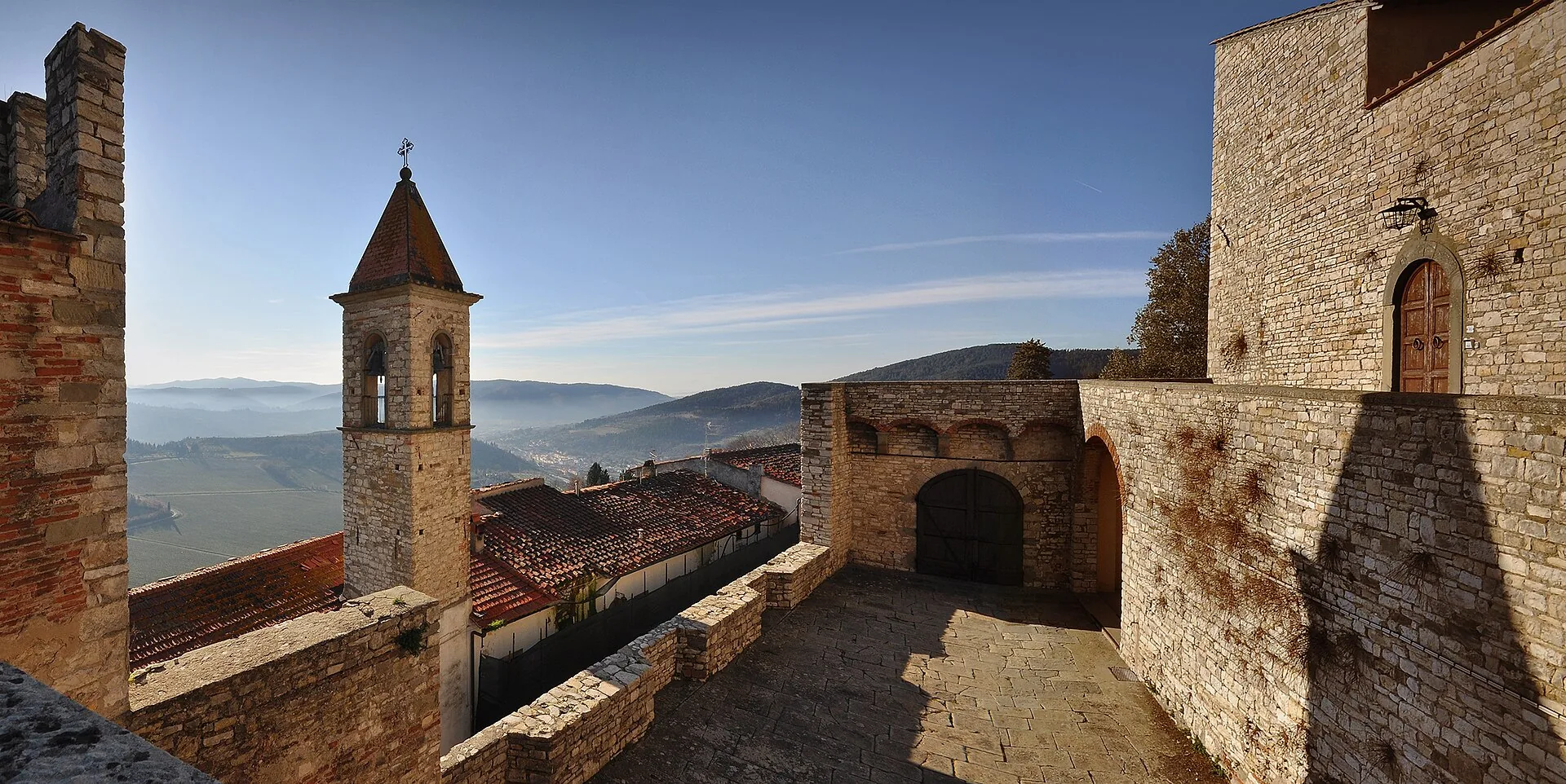 Panorama sulle colline dal borgo di Nipozzano