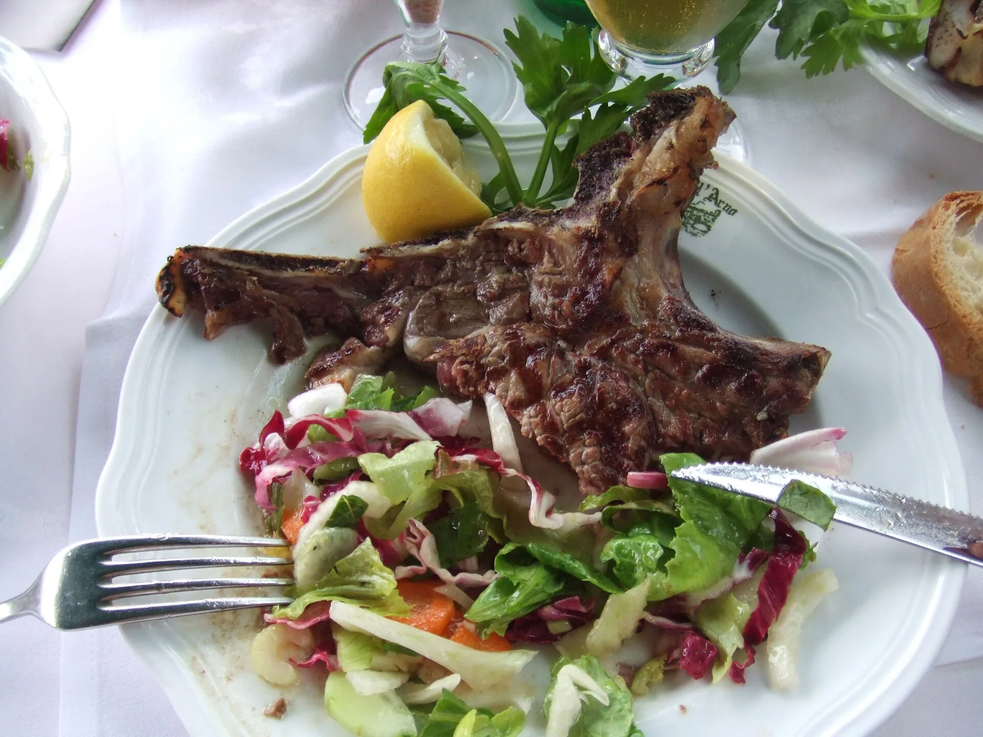 Una bistecca alla fiorentina servita in tavola