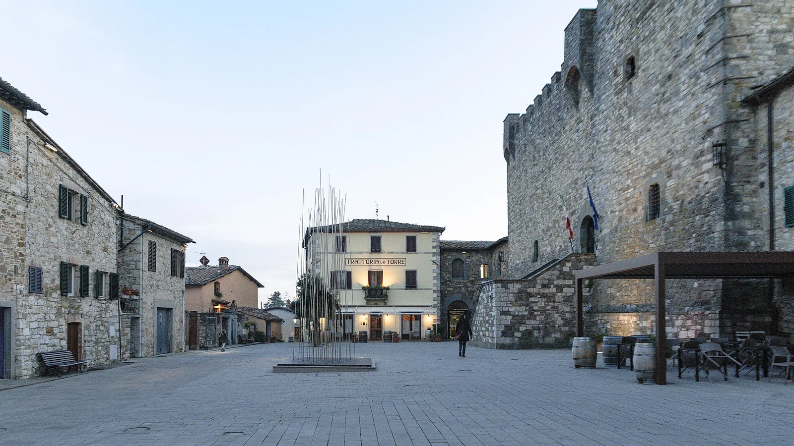 La piazza del centro storico di Castellina in Chianti con la rocca merlata